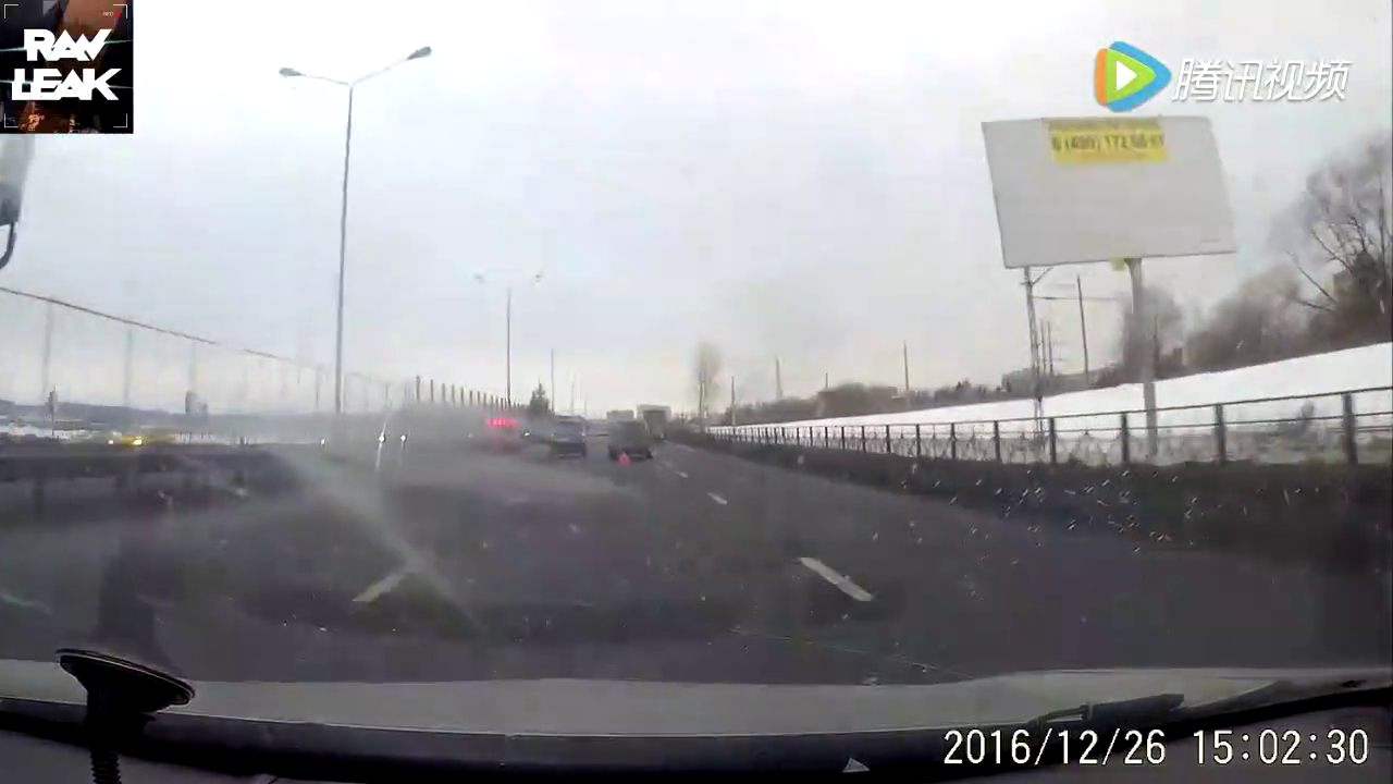 suv快速变道，给后车挖了一个深深的坑！