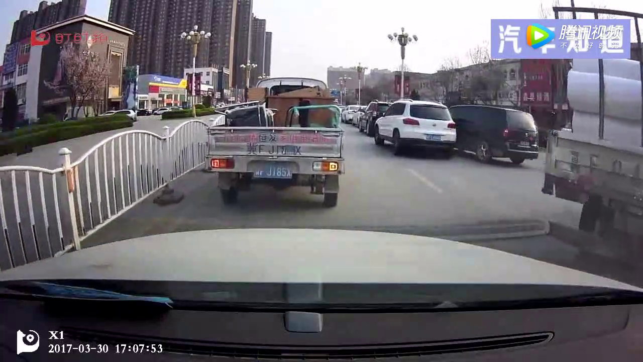 SUV无故被撞后，立马奋起直追！