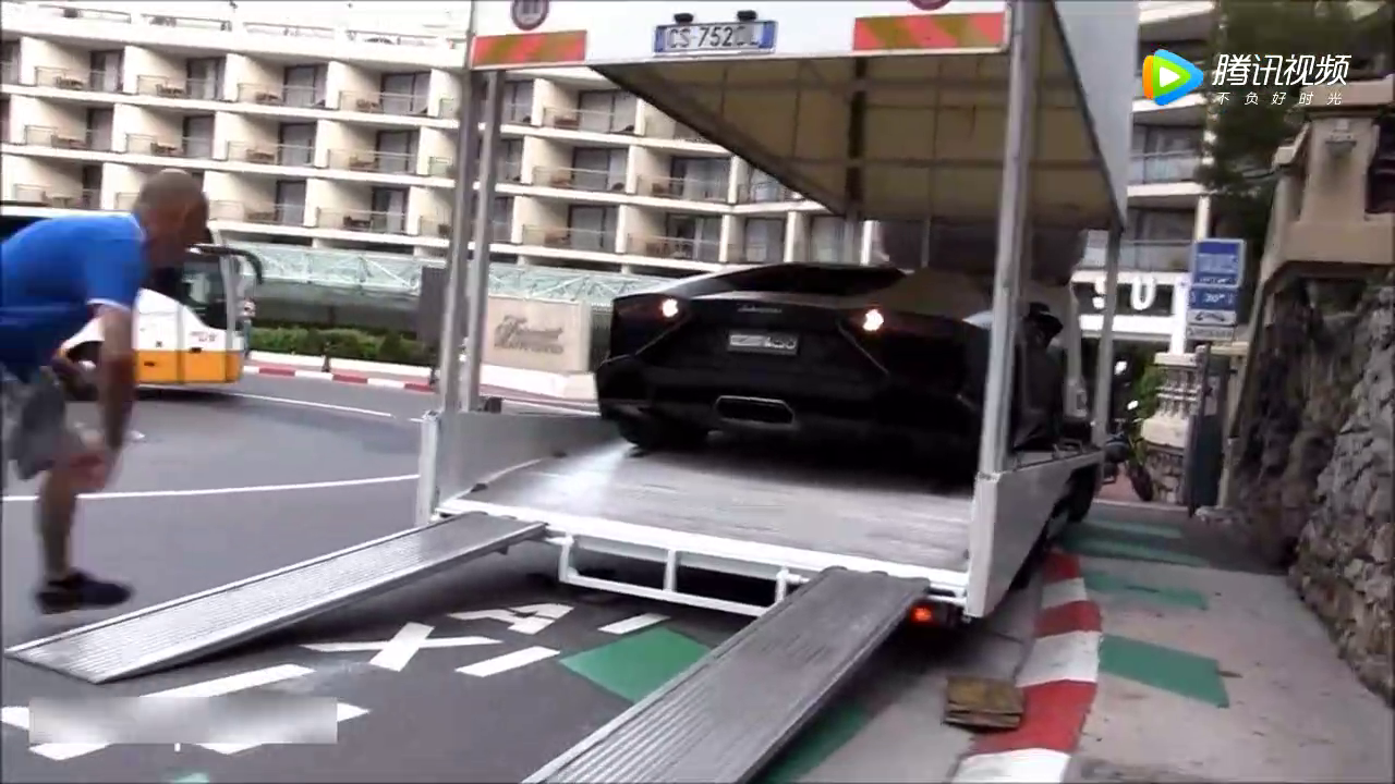 穷小子被拜金女友甩，多年努力果断买了这辆跑车，在城市一路狂奔