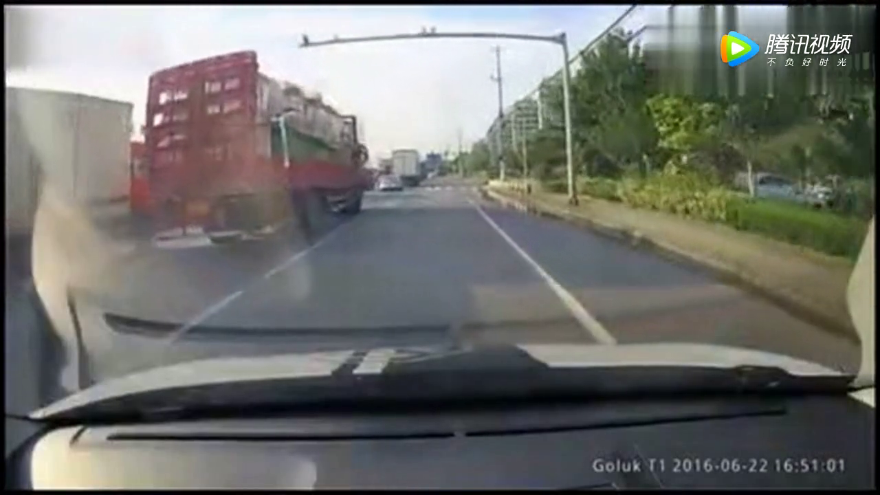 女子骑电动车被撞翻，隔着屏幕都感觉到痛