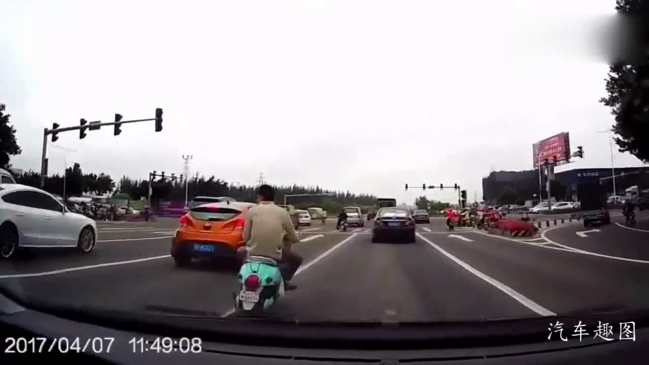 在电动车后面按了下喇叭，接下来差点挨打，太嚣张了！