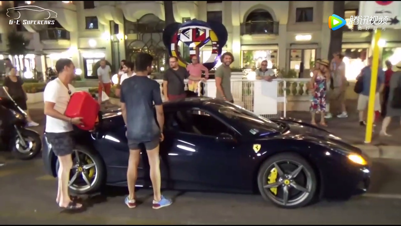 超级跑车都是怎么加油的，车主瞬间不耐烦了！