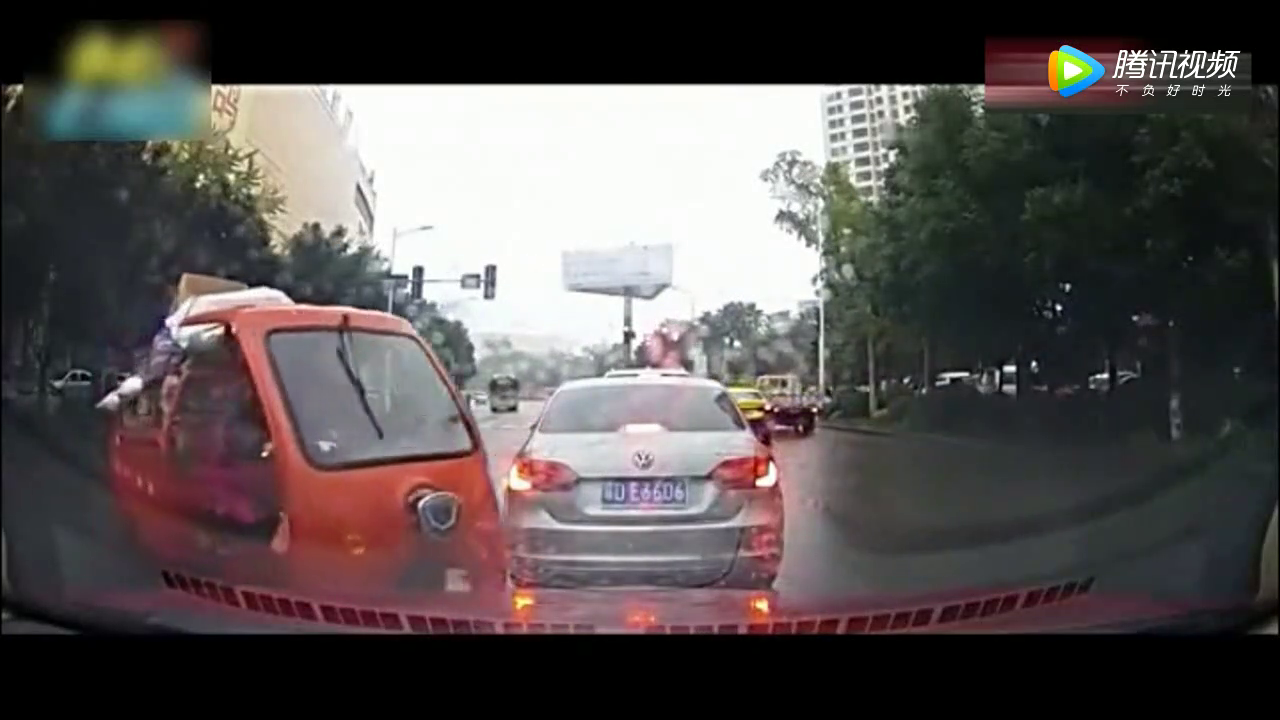 骑电动车违规车祸视频合集