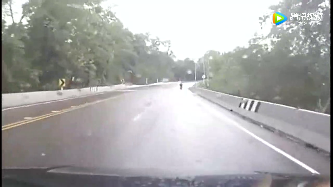 雨天遭遇侧翻的大卡车，场面恐怖至极