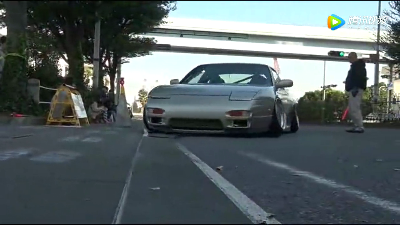 低趴改装车聚会时突然来了一辆大货车，小伙伴们都惊住了！