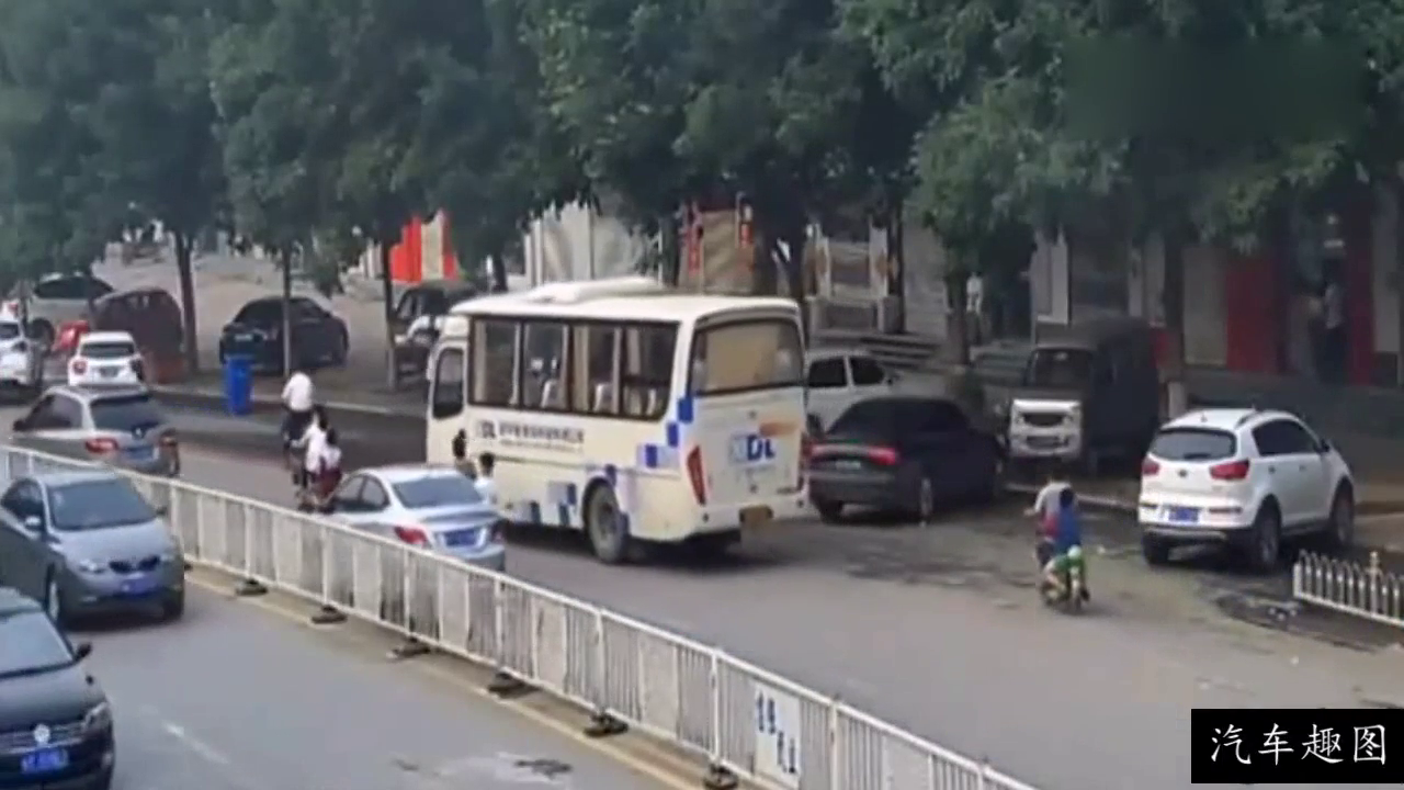 监控拍下电动车走在机动车道上，接下来大巴车太无辜了！