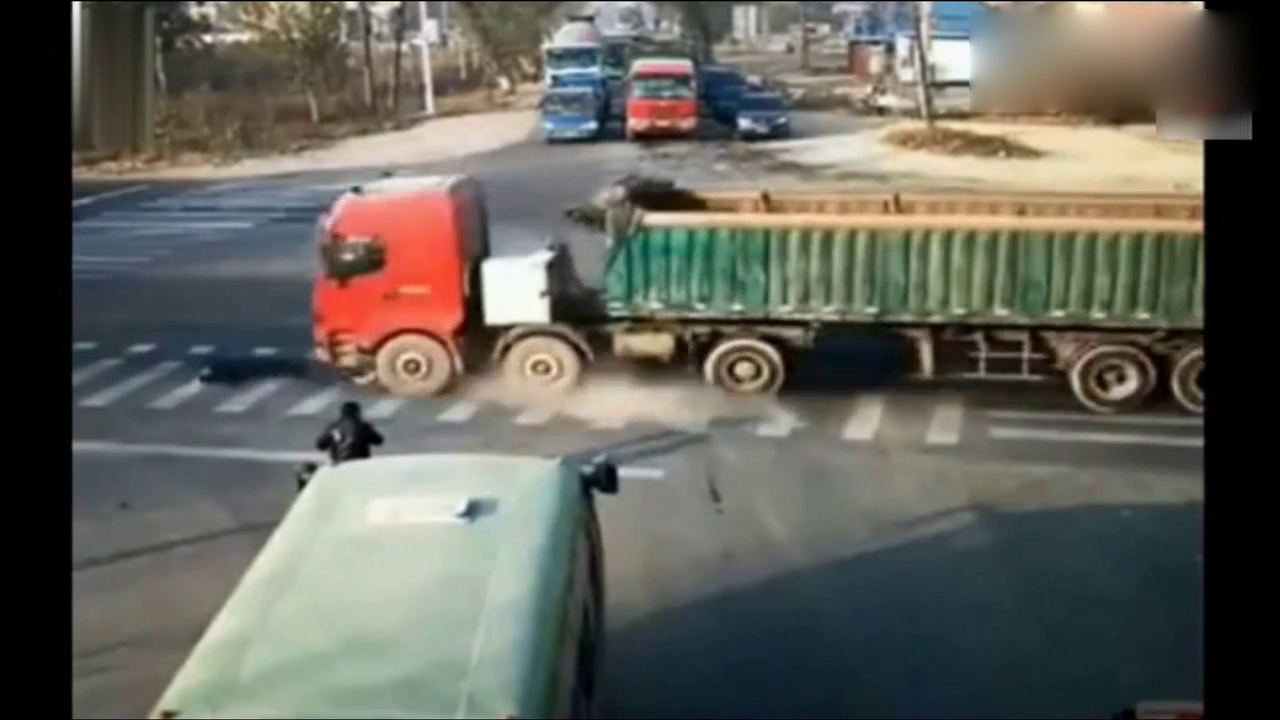 大货车疯狂警示，可是还是阻挡不住电动车闯红灯