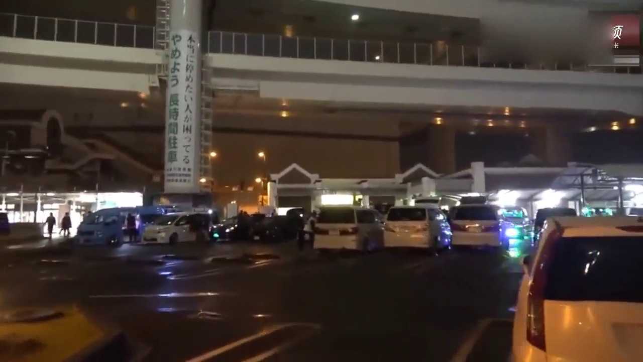 夜拍日本街头几十辆改装车大聚会，实在太酷炫了