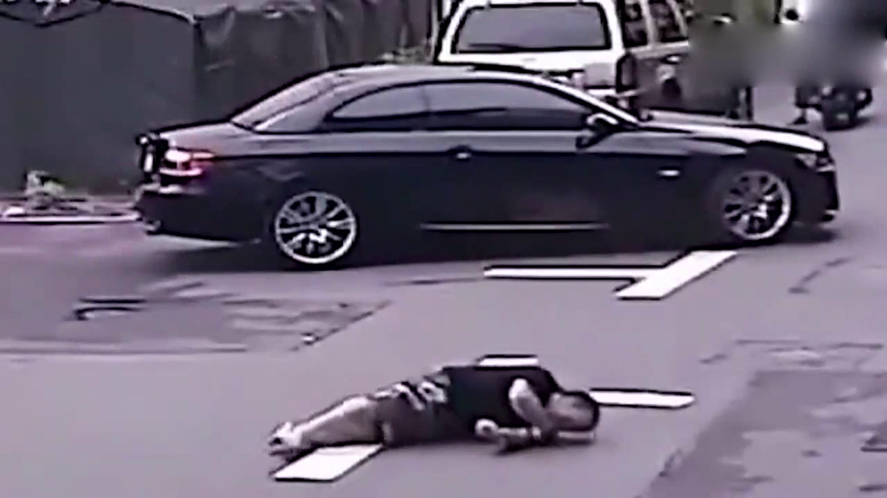 奔驰撞到电动车，接下来女司机的这一举动更让人气愤！