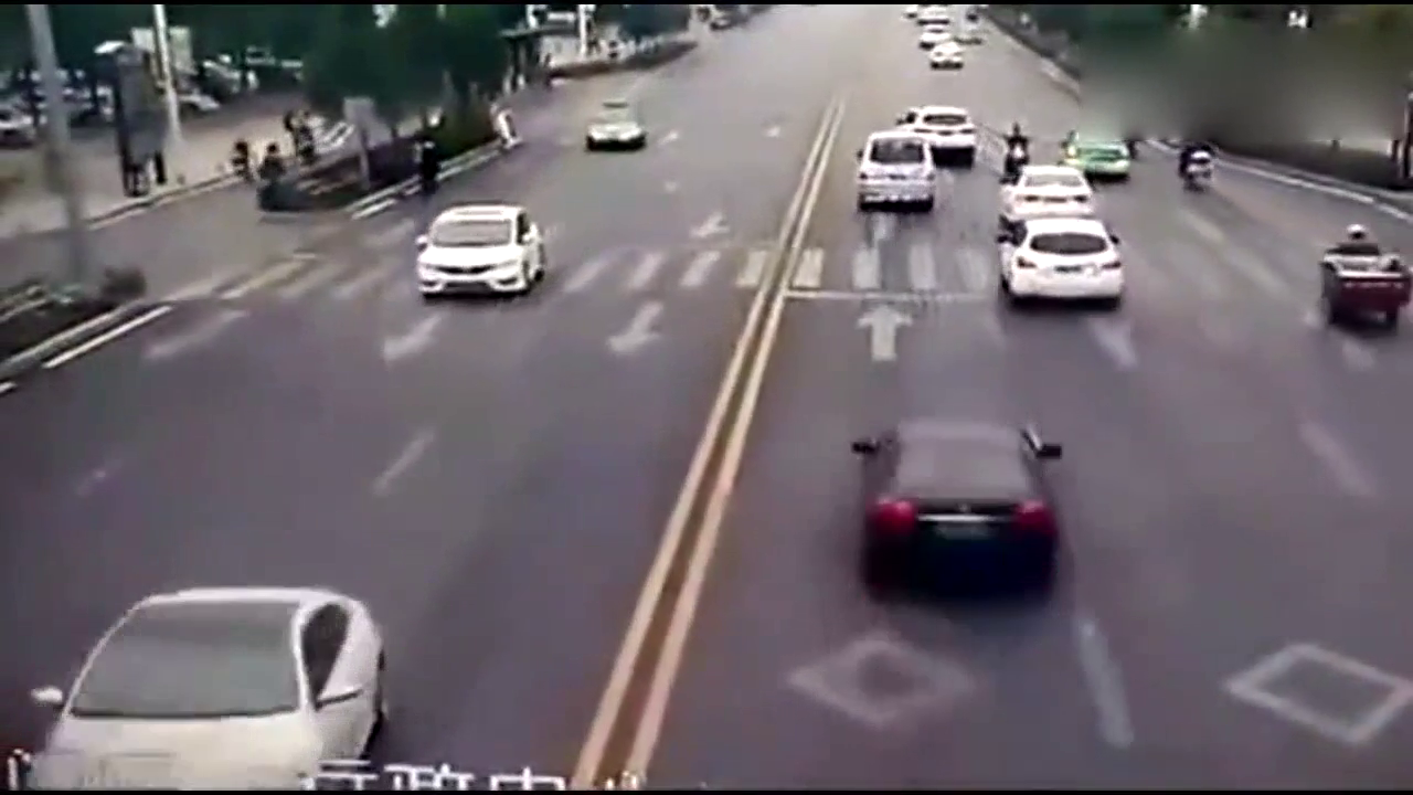 电动车嚣张逆行逼行车让道，想不到竟落得如此下场！