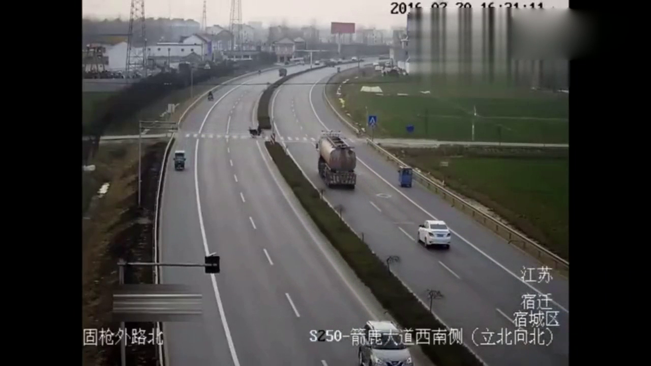 电动车大爷加速抢道，大货车按喇叭也没有用，结果悲剧了！