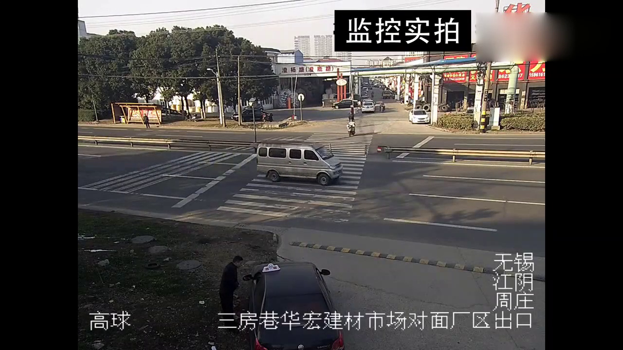 电动车司机任性横穿马路，没想到被惨烈撞飞