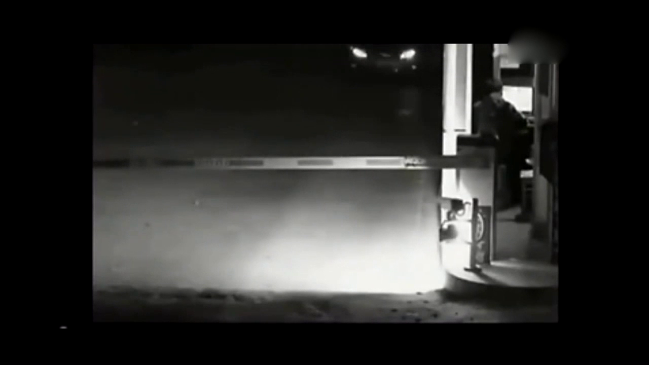 女司机为了省20元的停车费，竟做出让人意外的行为