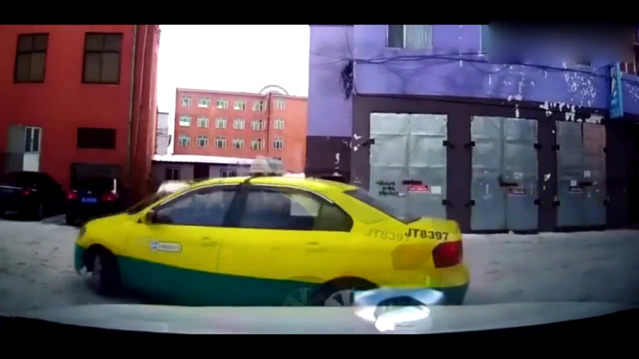 记录仪实拍：出租车180度掉头 这动作不是一般的帅！