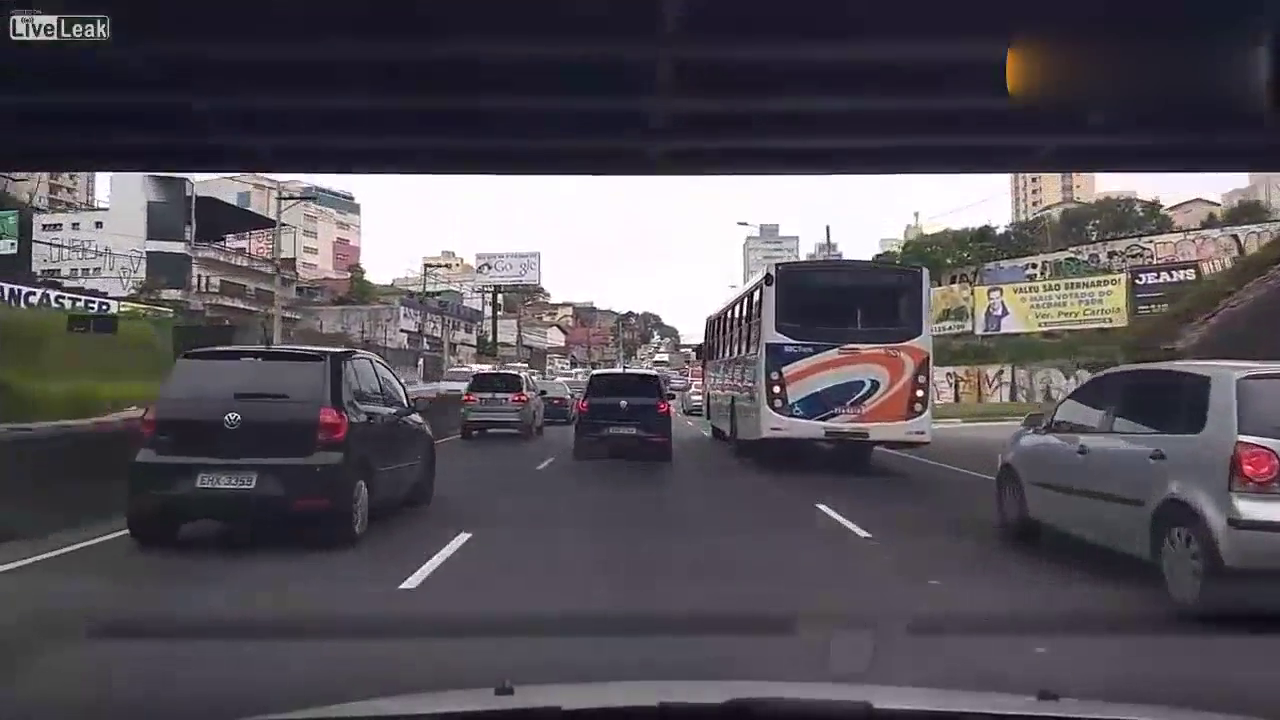 疯狂大卡车侧翻挤碎多量小车，太恐怖了