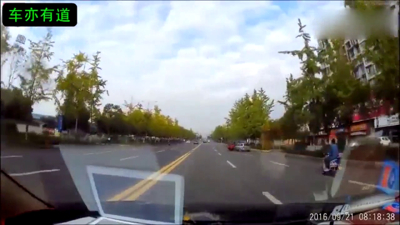 女司机刚进主路，一脚油门撞飞了电动车