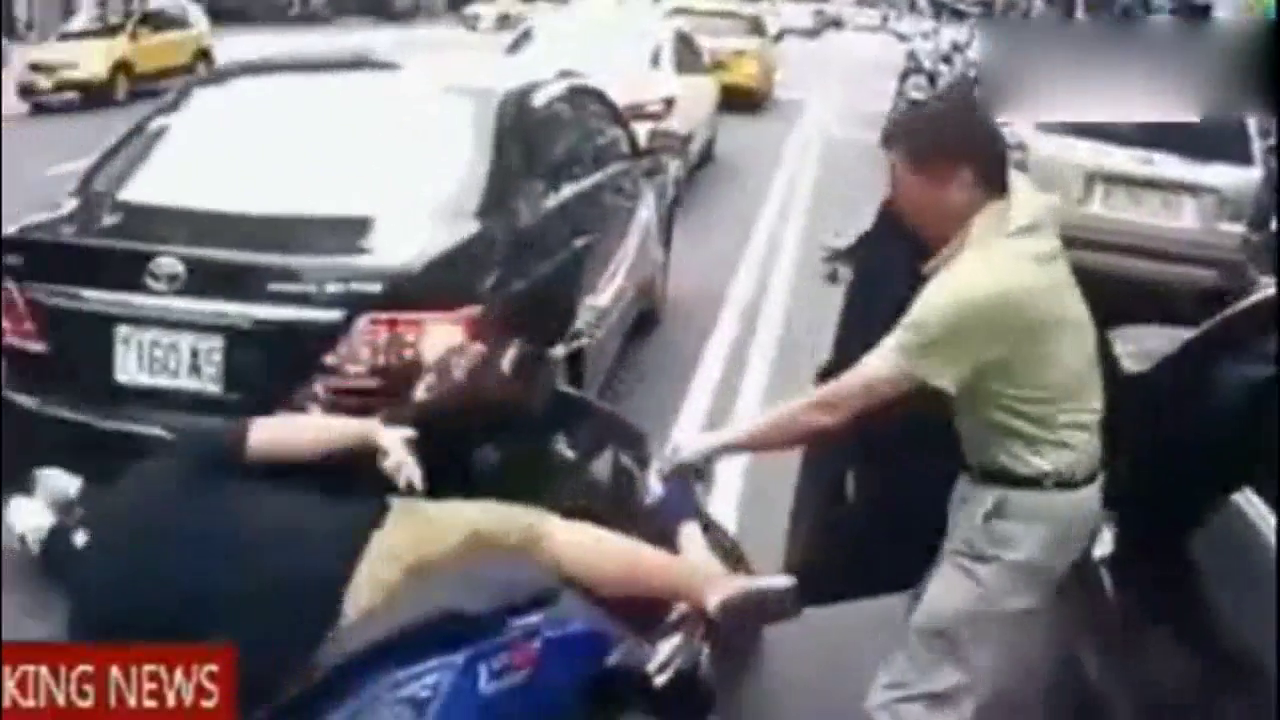小伙骑电动车正常行驶，轿车突然打开车门，下一幕无法想象