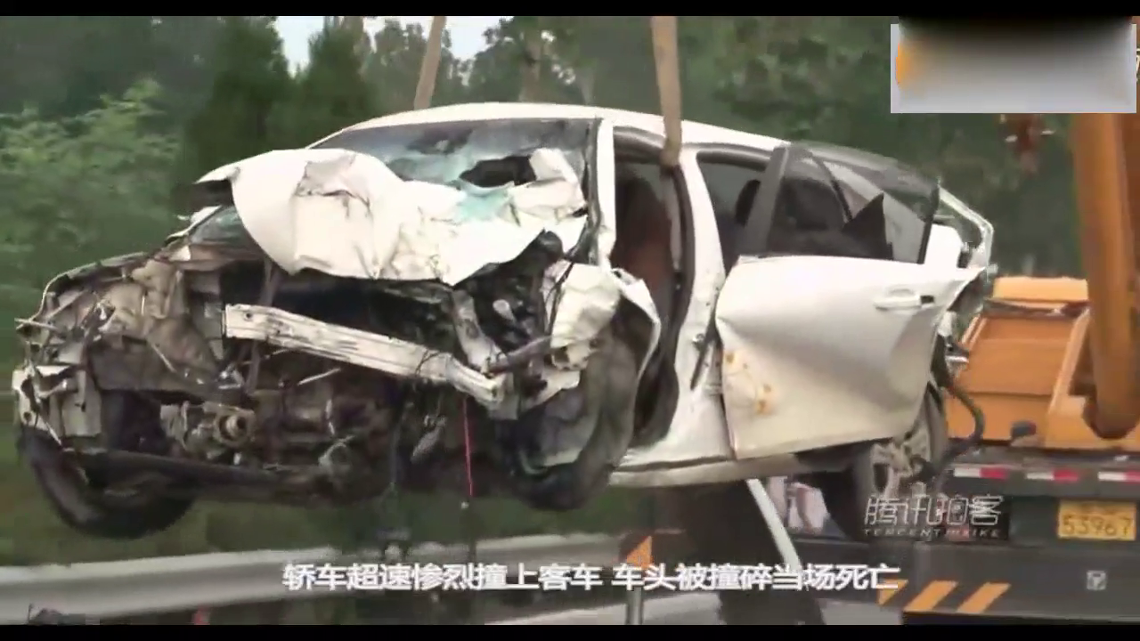 小轿车高速上超速惨烈撞上客车，车头被撞小轿车司机当场身亡