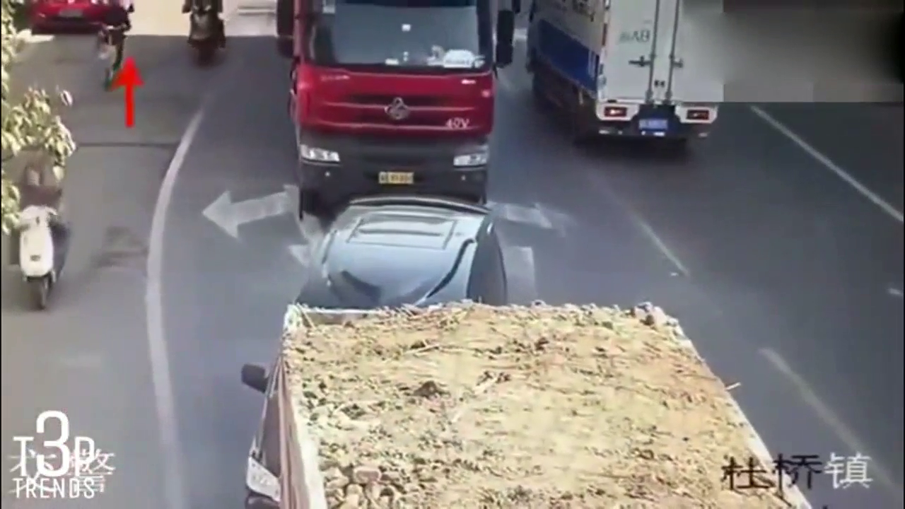 作死的电动车男子，强行超越大货车，结果悲剧了