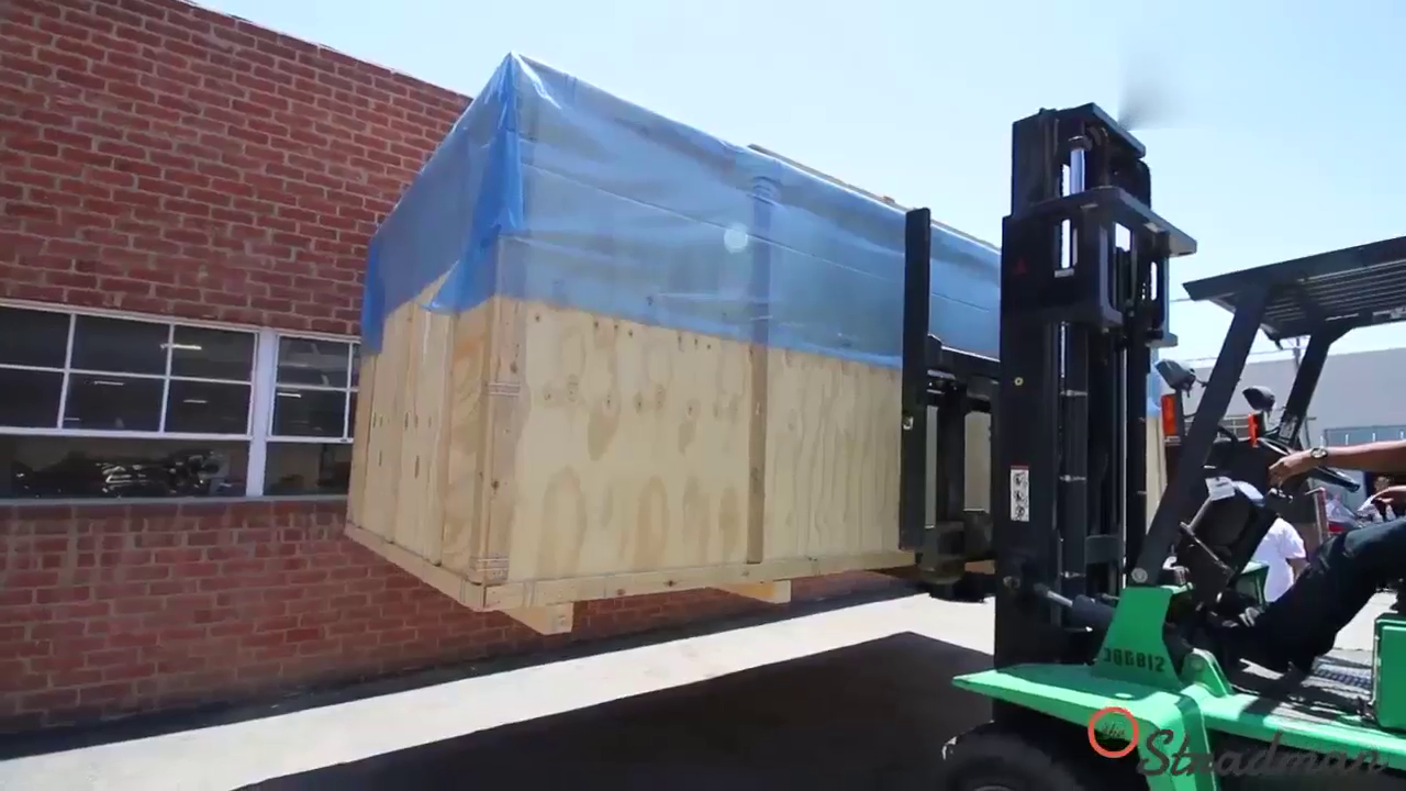 土豪定制的超级跑车刚到货，打开箱子以后，才知道5000万没白花！