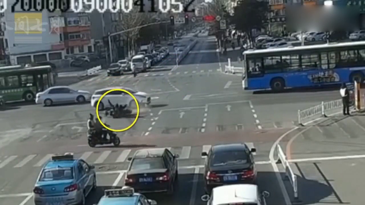 无知电动车闯红灯通过路口，警察感觉不对劲，监控还原事发真相