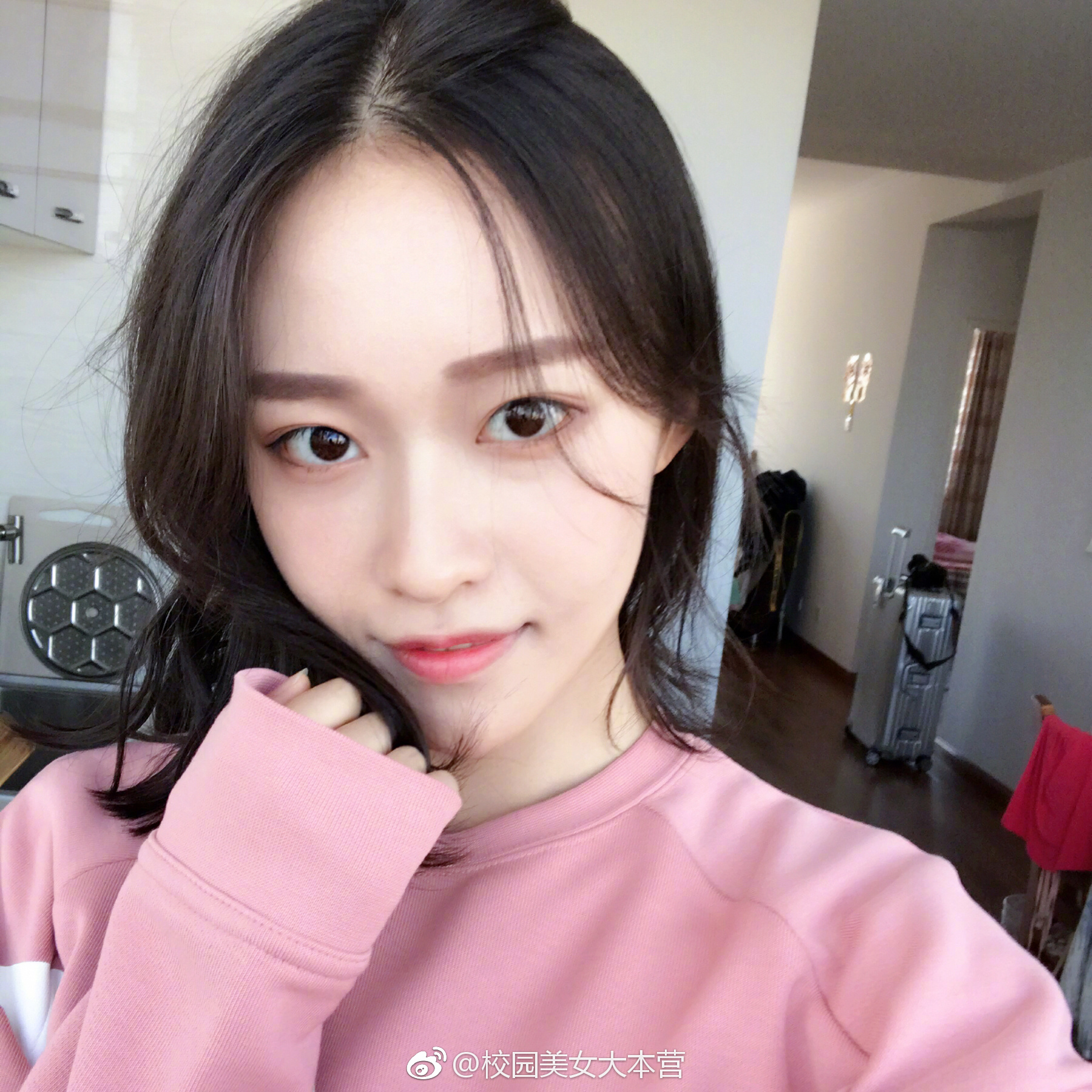 女孩 狮子座 就读于于世界四大时装设计学院之