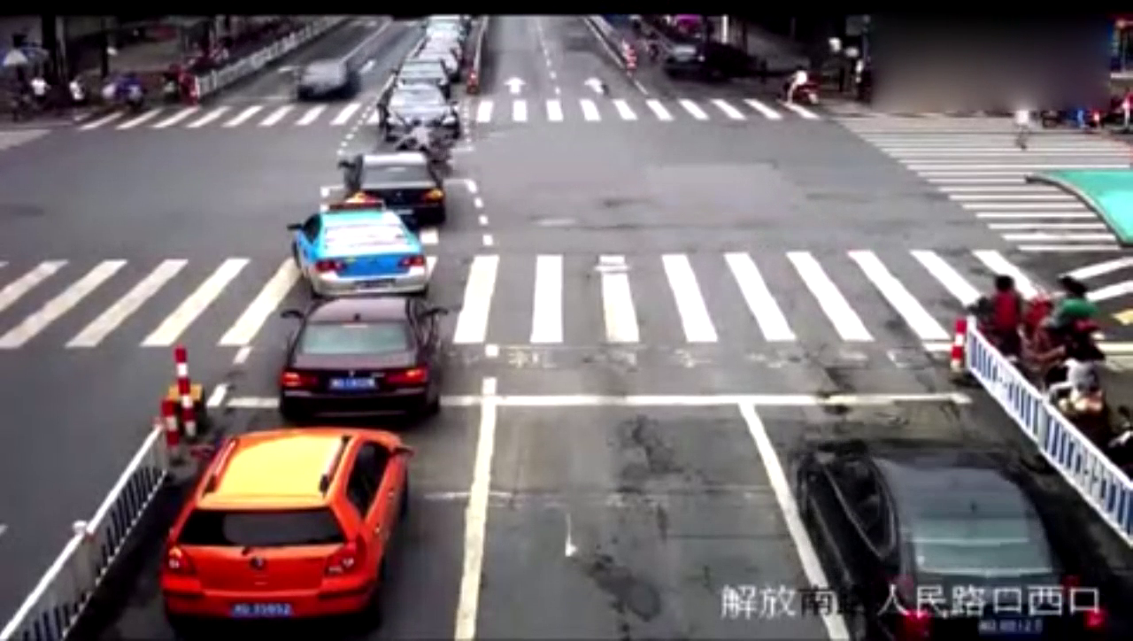 电动车2秒都不愿等，肆意闯红灯，凄惨结局早已注定！