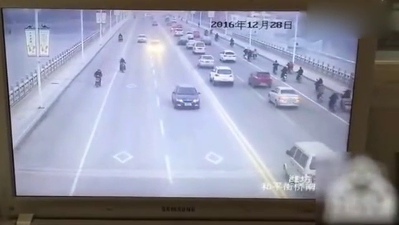 电动车也不是好惹的，遇车祸也有神武功
