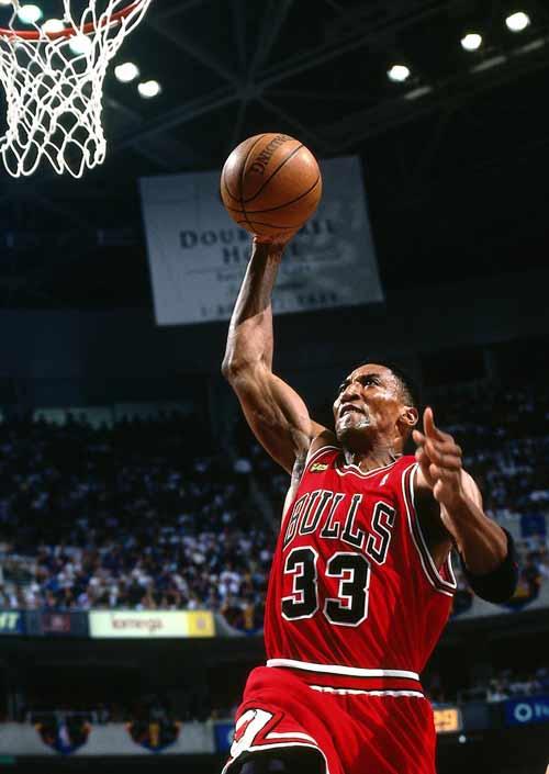 字母哥罚球线扣篮图片