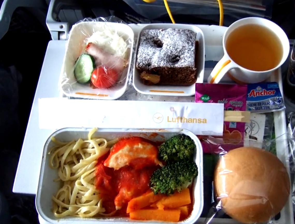 有种飞机餐叫做“每逢川航胖三斤”,让乘客吃到怀疑人生!