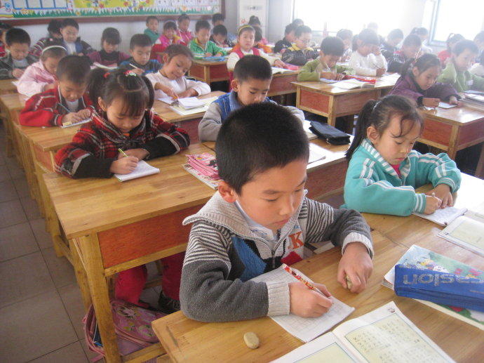 坐姿不正危害大,如何预防孩子驼背?!