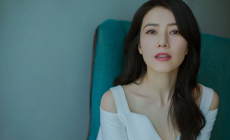 高圆圆白色深V礼服气质超群,豆沙色口红美出新