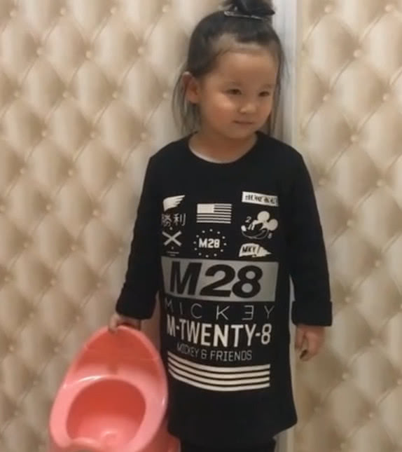 妈妈低头玩手机,任宝宝怎样呼唤都不理,接下来