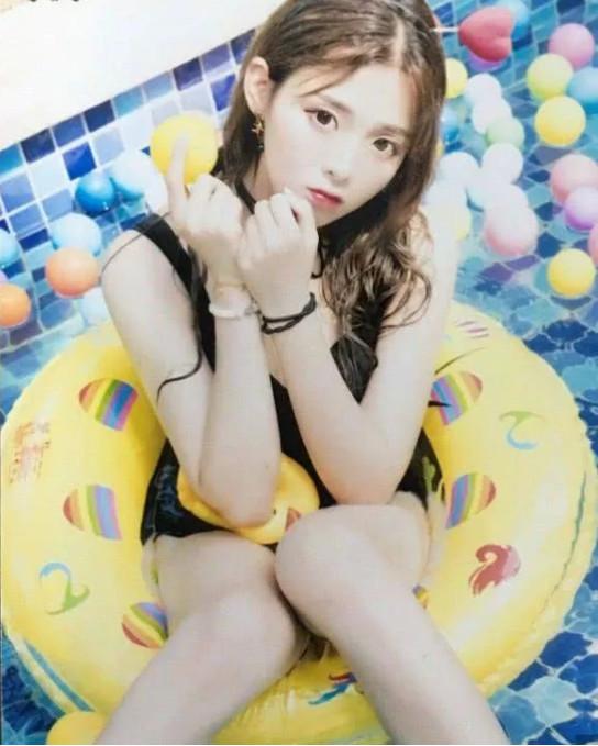 杨超越出道前写真被曝,性感身材太好看,王思聪的态度耐人寻味!