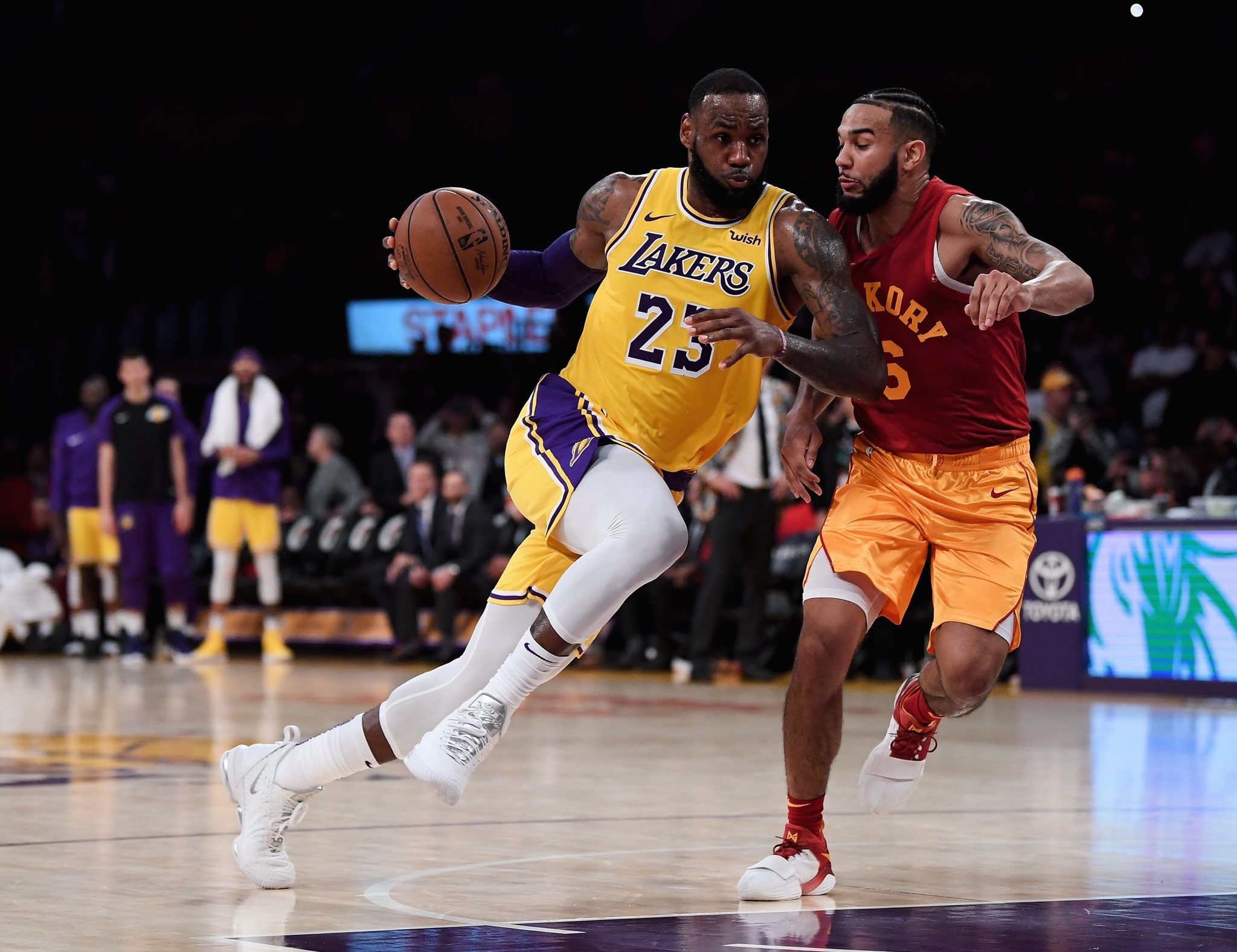 詹姆斯今天穿的白色 “Lebron 16” 很帅