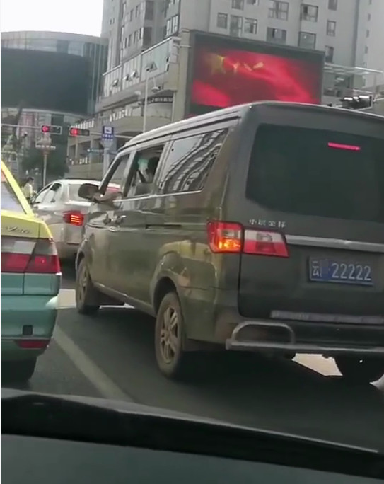 云南街头现5连号MPV,车牌不带一个“8”,网友:能买10辆