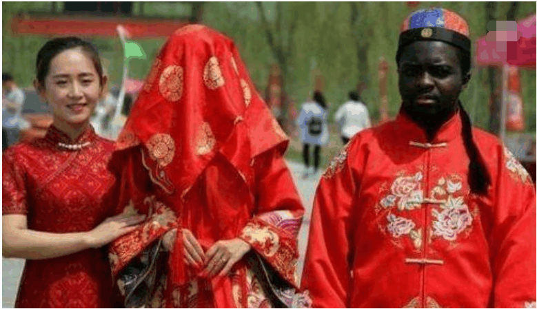 如今中国很多漂亮女孩非要嫁给黑人, 想想背后