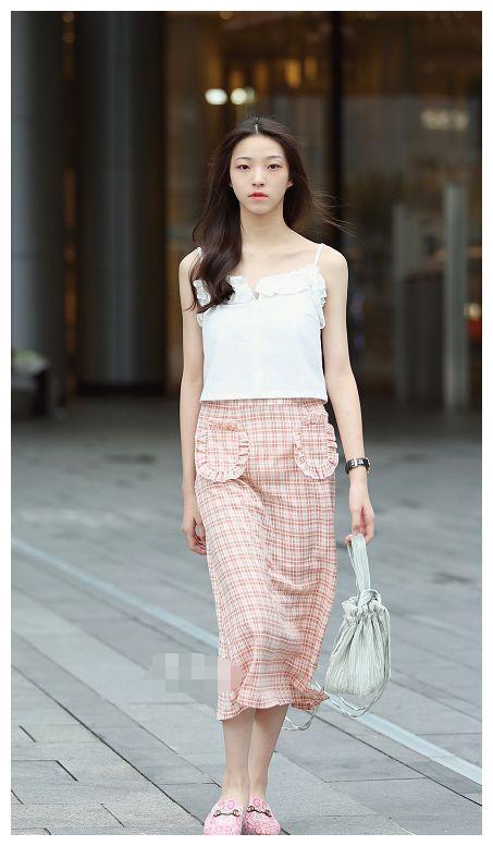 街拍:牛仔短裤勒出紧致腿型,女人味十足