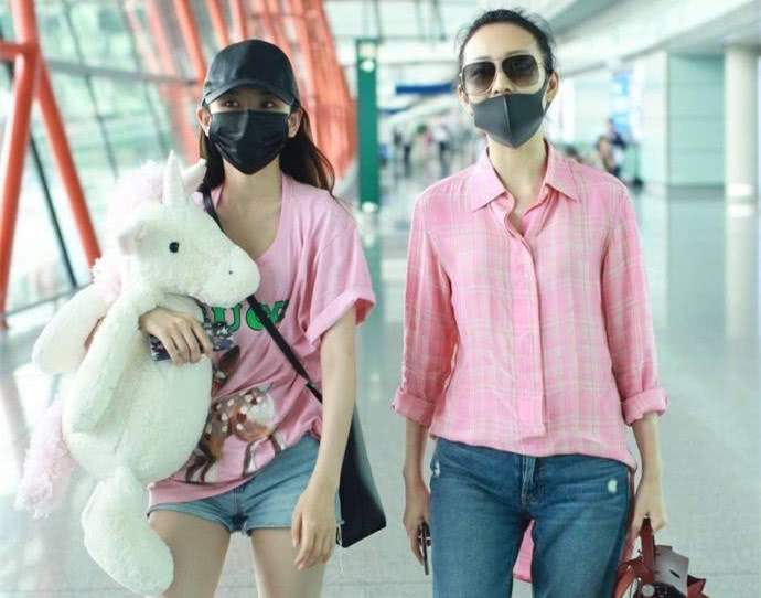 宋祖儿机场偶遇王鸥,两人同穿粉色上衣,看到宋祖儿的造型我笑了
