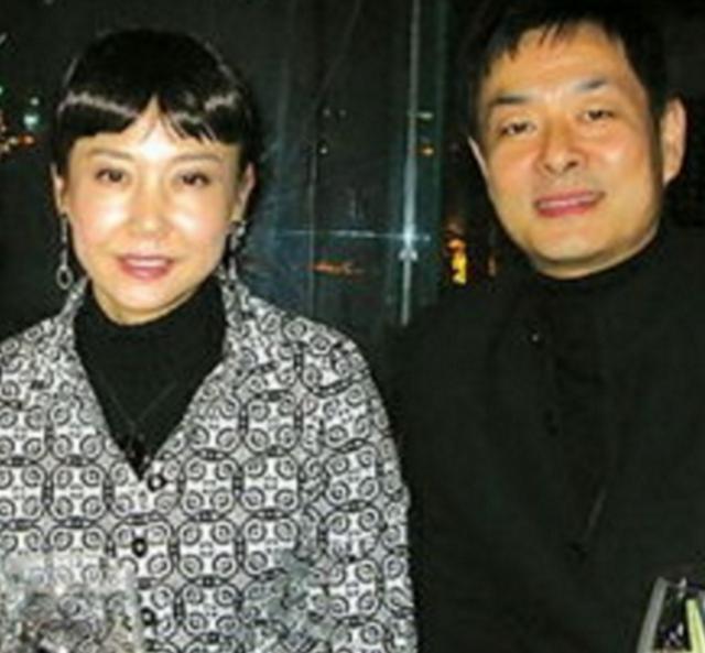 64岁濮存昕近照,与妻子相濡以沫30年,女儿是美女总裁