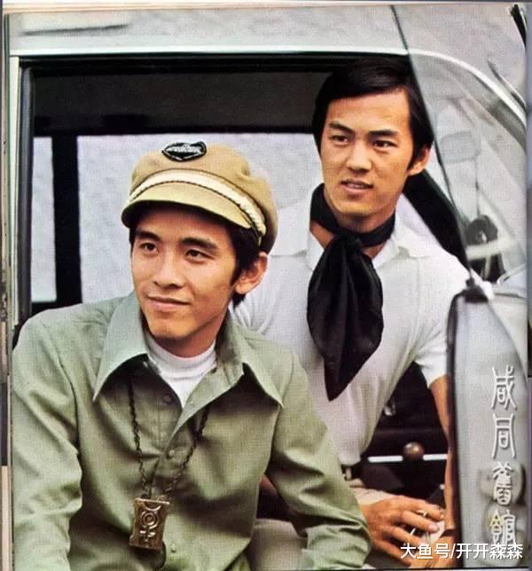 50年后再同框, 狄龙已老态尽显, 姜大卫却头发乌黑显年轻!