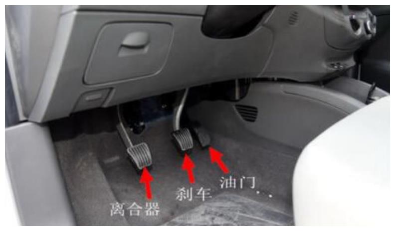 减速时,先踩刹车还是先踩离合?听老司机一分析