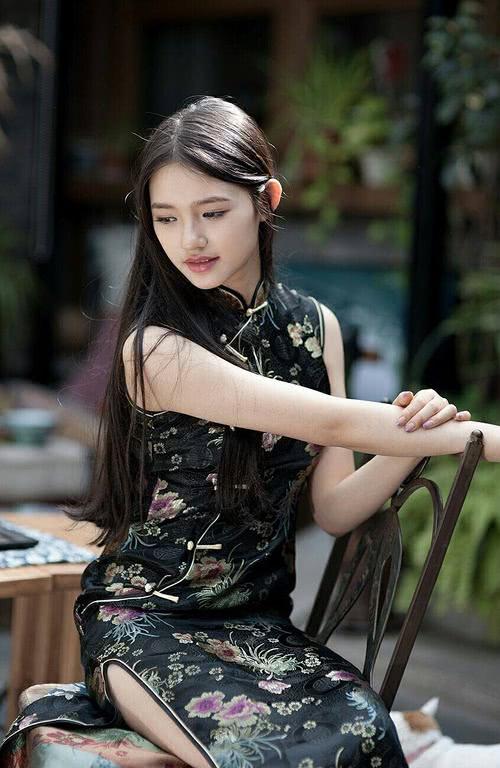 小花旗袍装大混战:热巴显风骚,蒋欣是灾难,最后一位让人惊叹