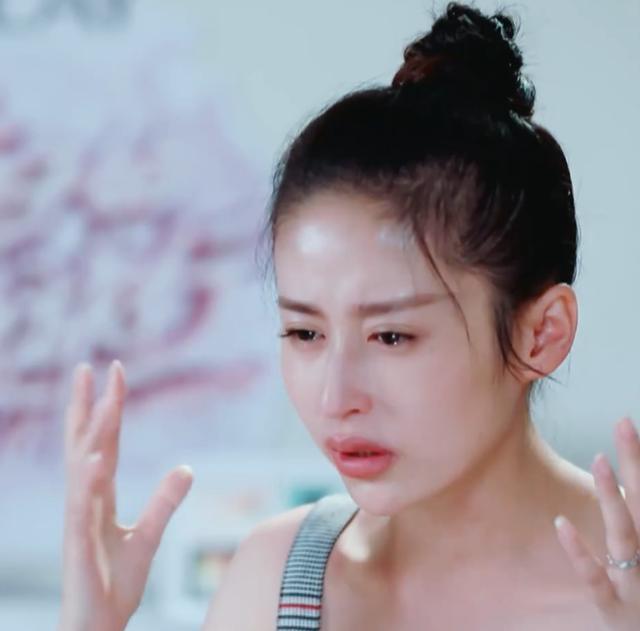 赵丽颖产后效仿谢娜将夏天过成冬天,身材圆润凸肚明显像怀二胎图片