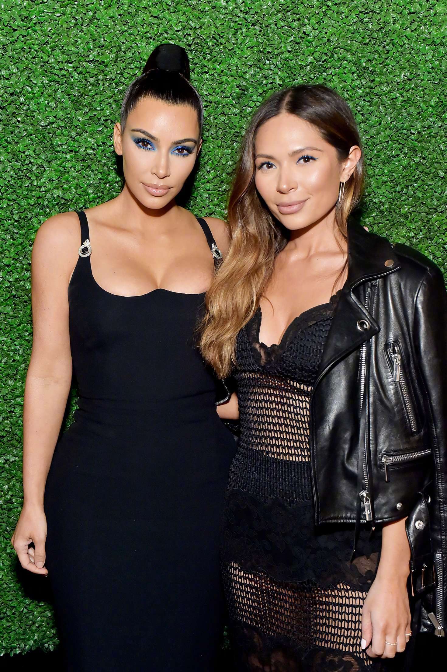 krisjenner婚姻,krisjenner 金卡戴珊kim kardashian 和母亲kris jenner一起在 beverly hills出席