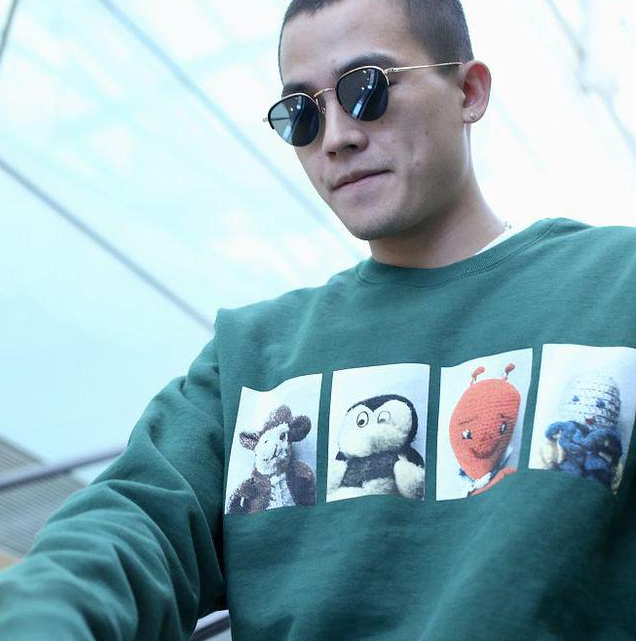 欧豪穿绿色印花卫衣内搭白T现身机场 一副休闲