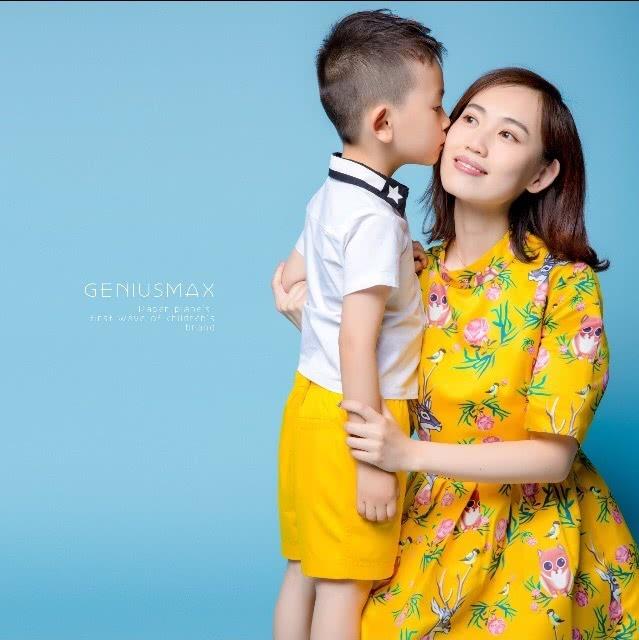 王宝强儿子8岁生日,马蓉晒子女亲吻脸颊的温馨