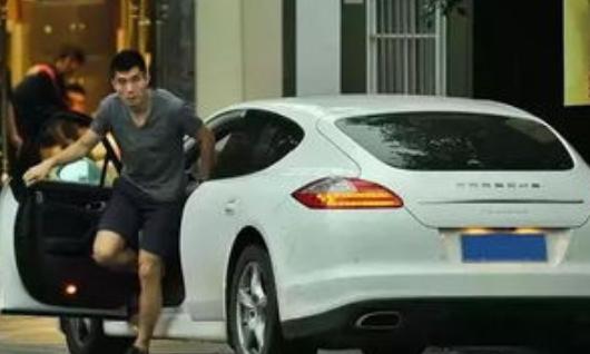 国足踢不进世界杯,但开的世界名车不输顶级球