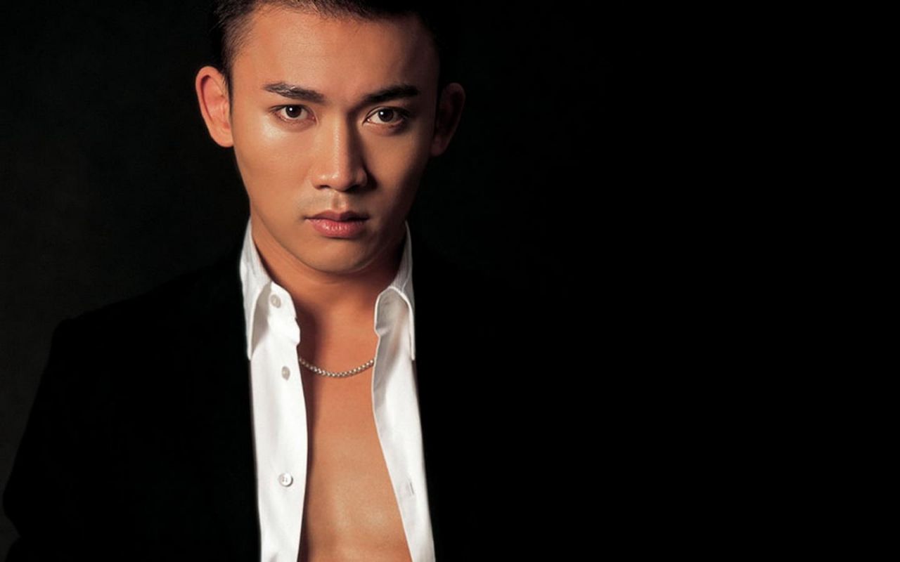 走红毯时却挥手打苍蝇?聂远微博幽默回应,让网