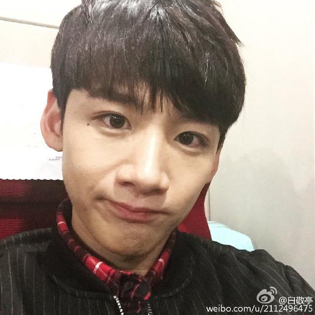 白敬亭微博热评:前方高能,自觉离开